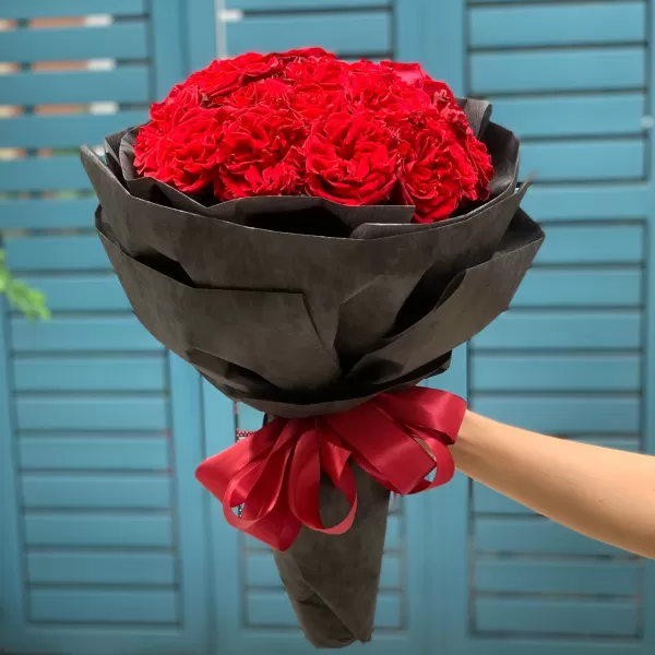 Bó Hoa ohara đỏ, bó tròn giấy đen