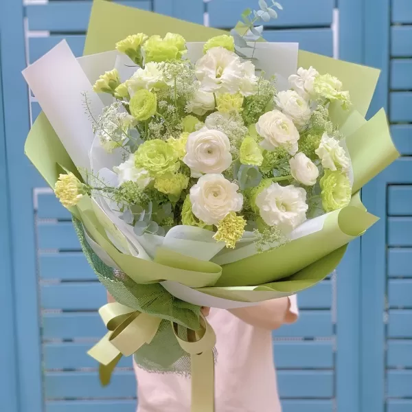 Bó hoa mix nhiều loại hoa – trắng, xanh lá